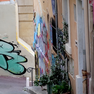Rue bordée de maisons recouvertes de graffitis - France  - collection de photos clin d'oeil, catégorie rues